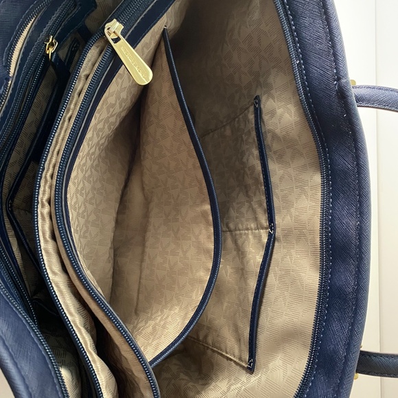 🔥Michael Kors Jet Set Navy Blue Shoulder Bag in Saffiano Leather - Picture 11 of 14